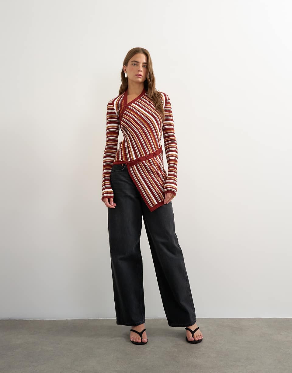 Top long asymétrique en maille côtelée à rayures rouges