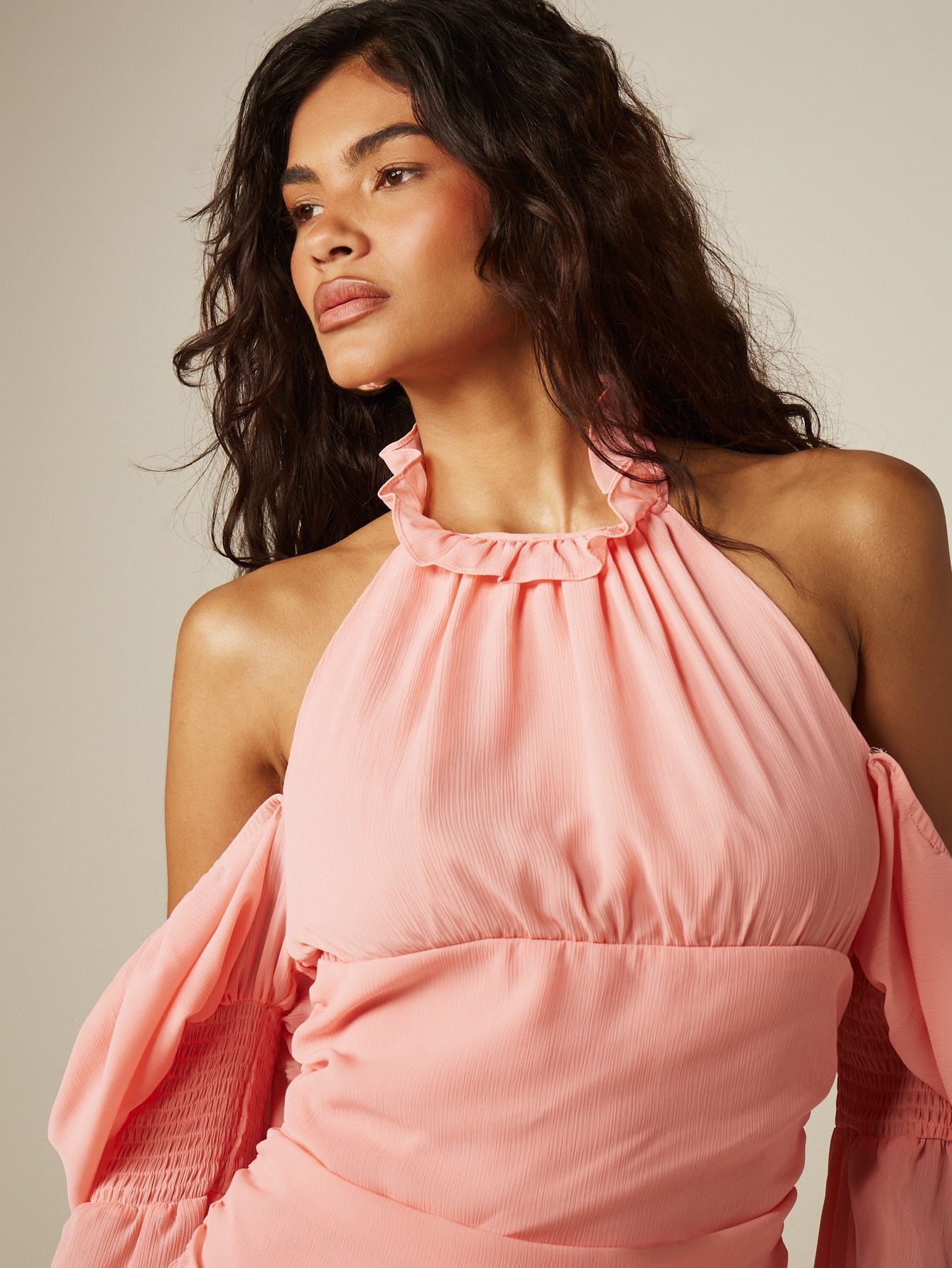 Robe courte dos nu en mousseline à manches bouffantes
