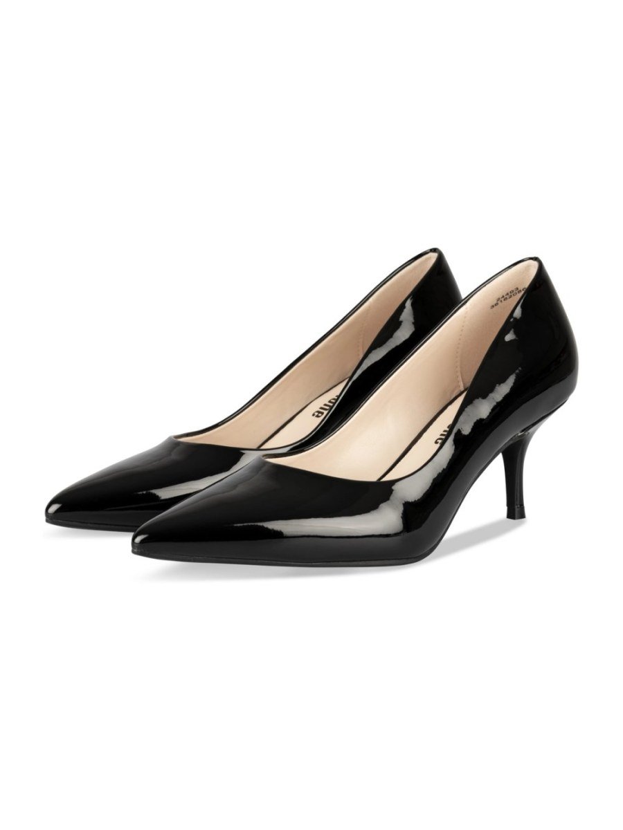 Black patent pointed pumps