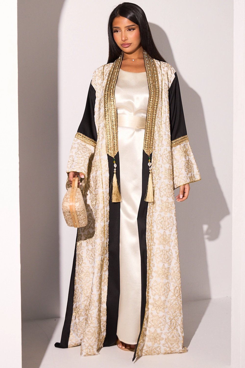 Abaya satinée et kimono doré à fleurs noir