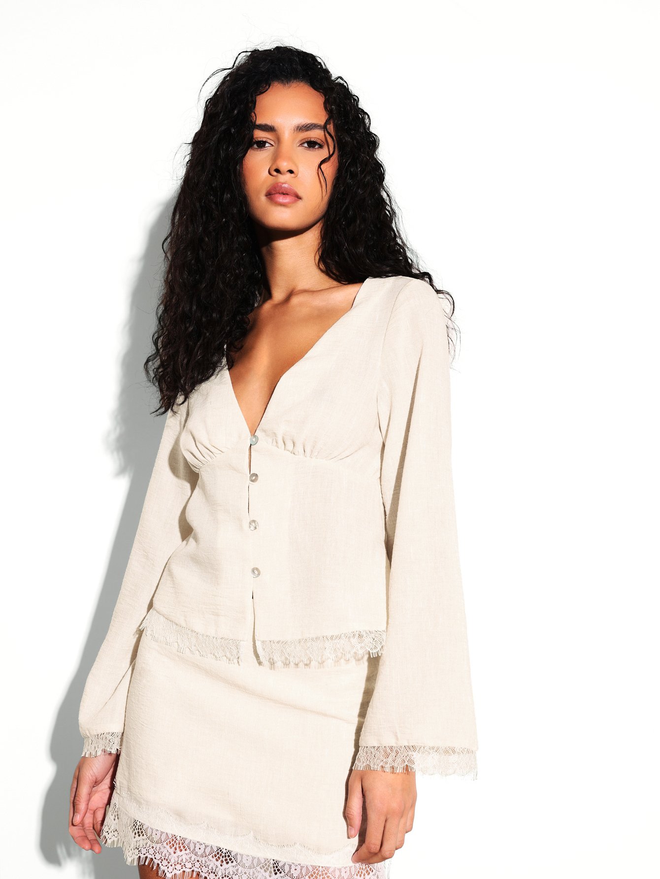 Blouse col V à manches évasées et dentelle