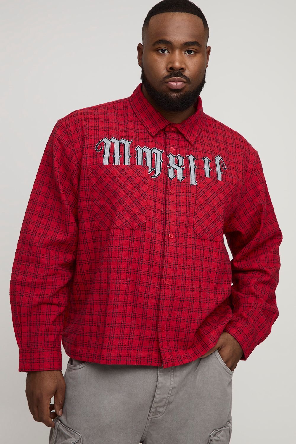 Plus, chemise à manches longues surdimensionnée de style boxy, micro-carreaux MMXIII, avec appliqué et double poche