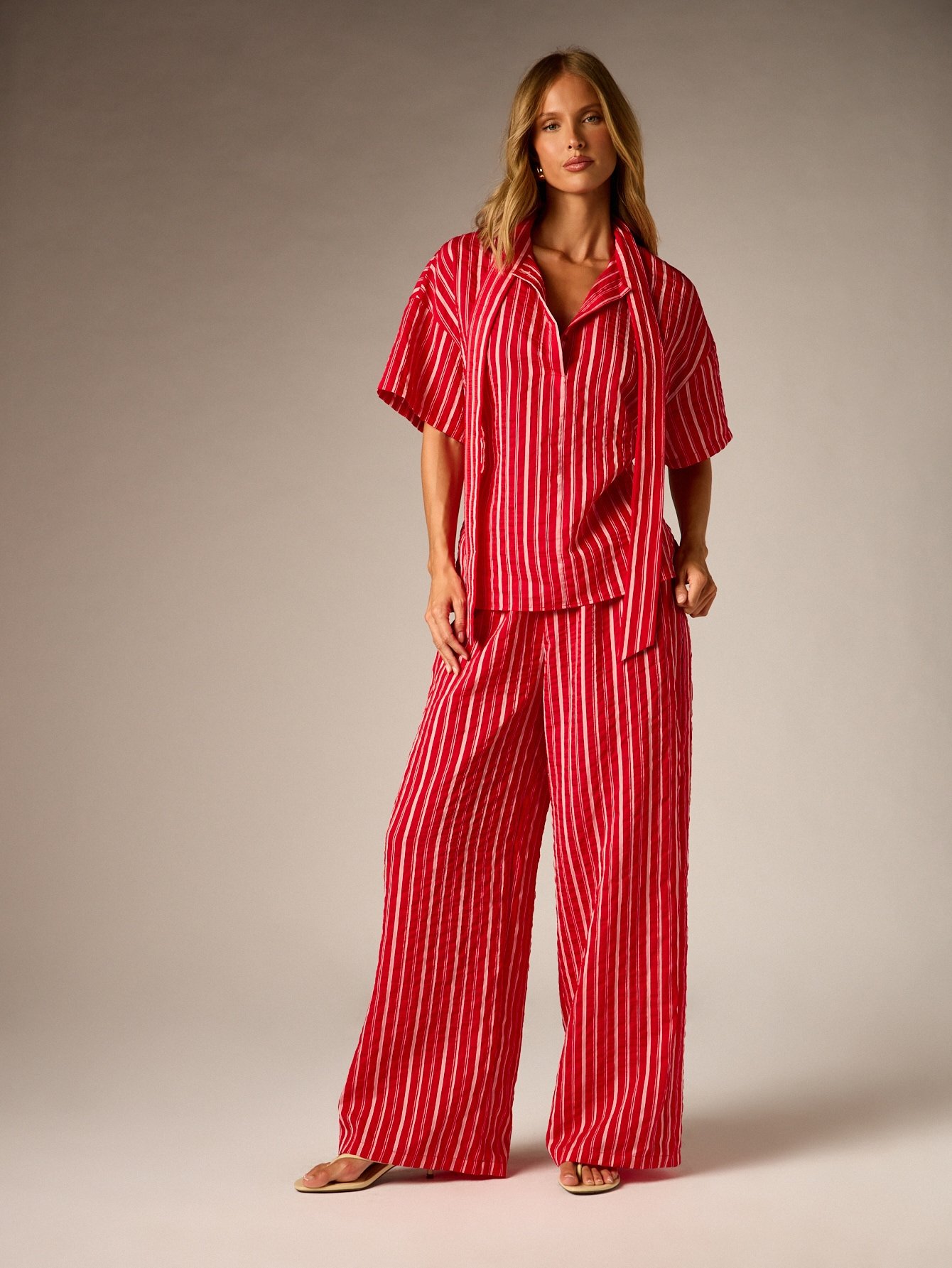 Ensemble Coordonné Rayé Avec Chemise Oversize À Col Et Manches Courtes Et Pantalon