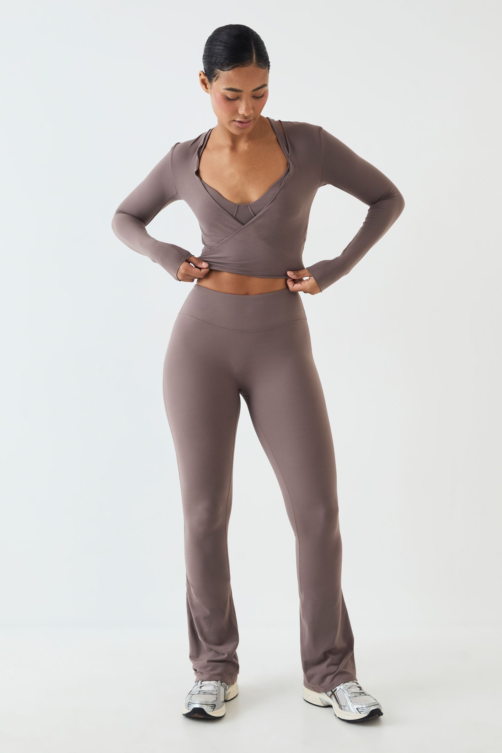 Top de sport enveloppant à bords ondulés