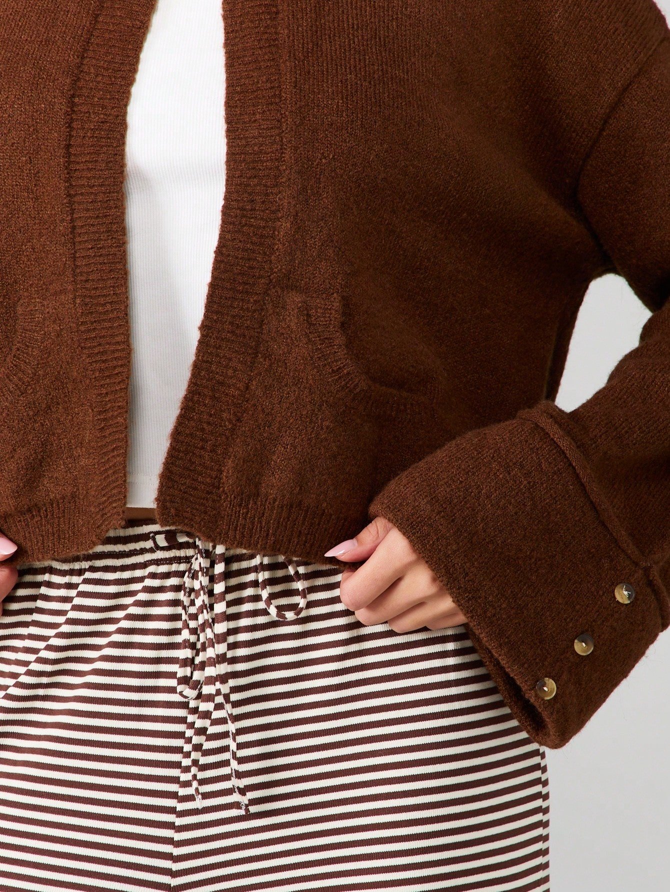 Cardigan qsir b zrar w poignets wasi3in