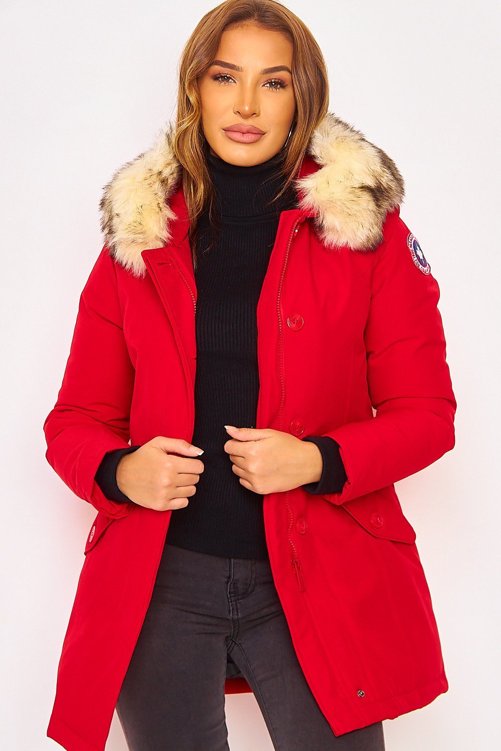 Parka mi-longue cintrée à capuche fourrée rouge