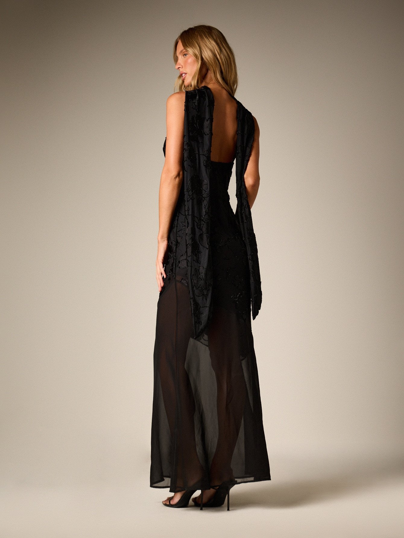 Robe twila bla kmam b nwar applique