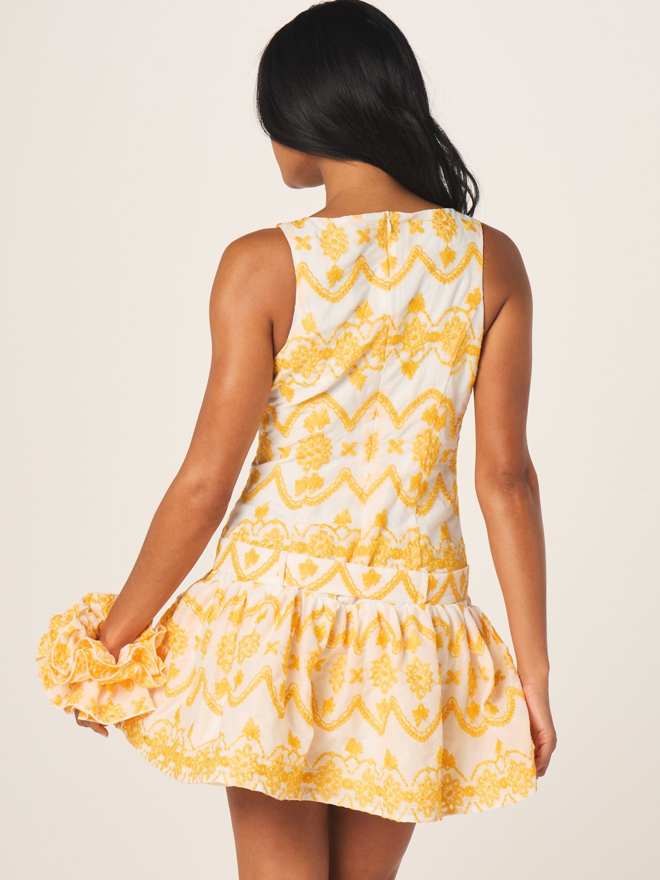 Robe courte en broderie anglaise à ceinture