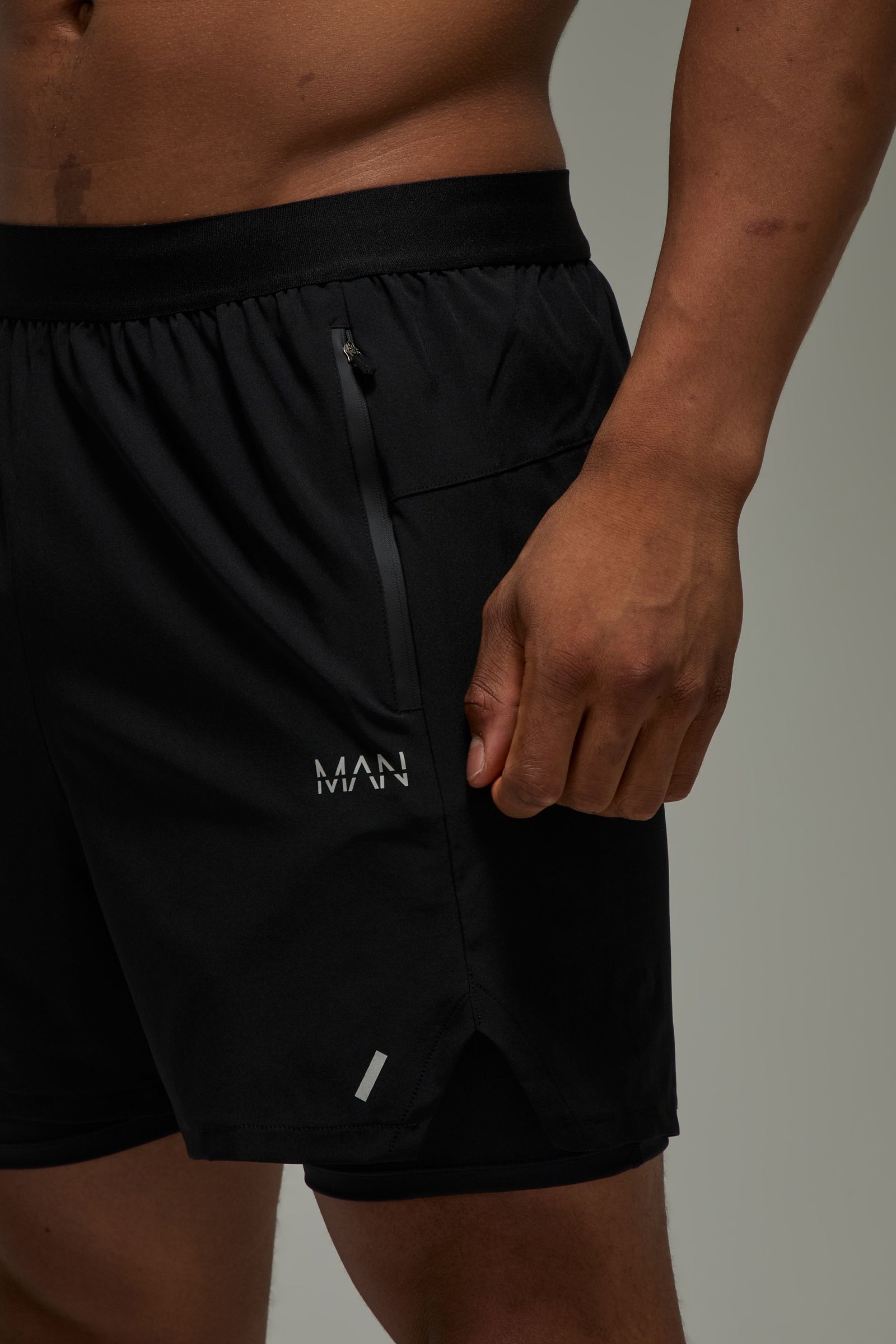 شورت MAN Active 2 في 1 من قماش منسوج مطاطي
