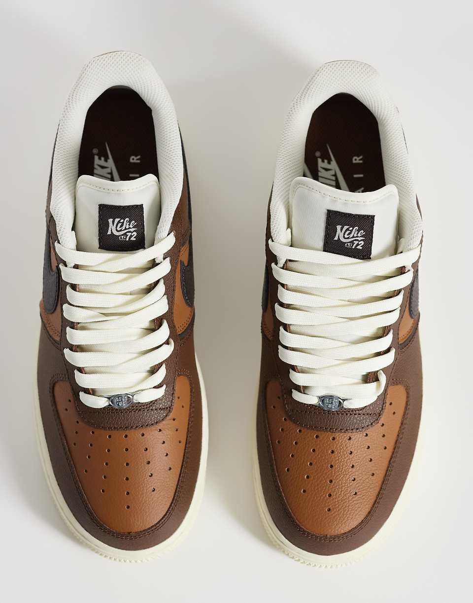 حذاء رياضي Air Force 1 LV8 باللون البني