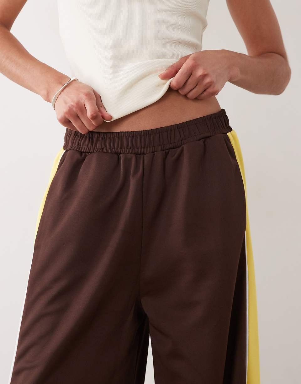 Wide knitted trousers with piping - Chocolate