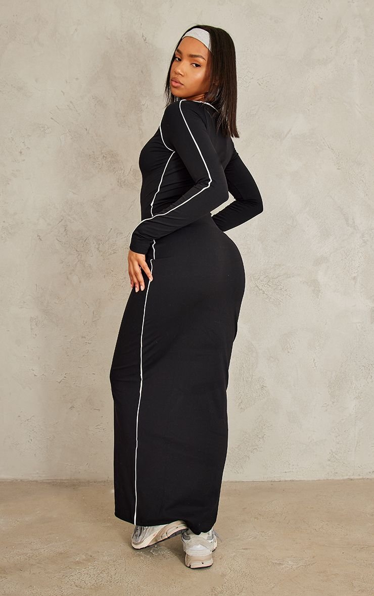 Robe longue sculptante à liseré contrasté