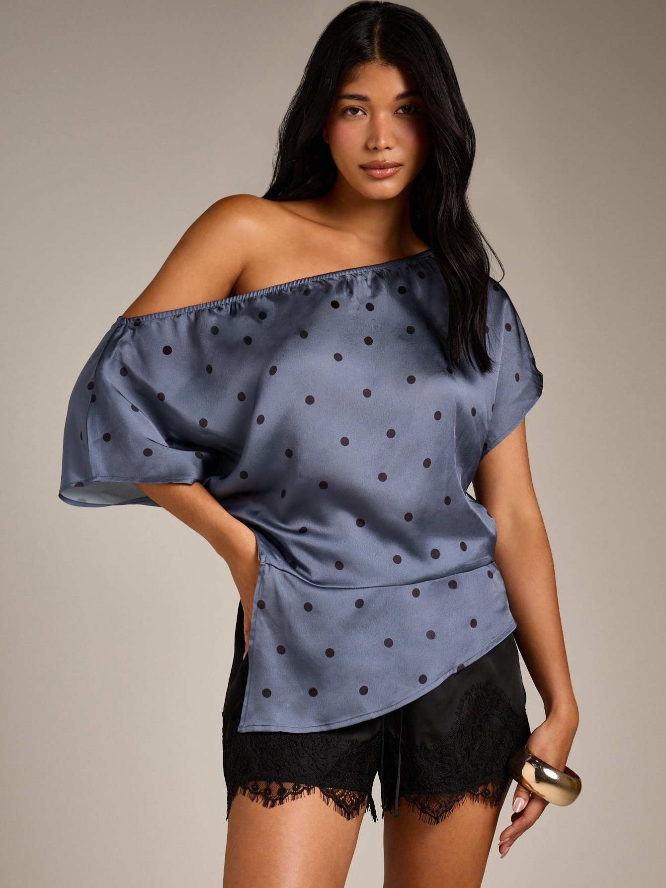Blouse Asymétrique À Épaules Dénudées En Satin Bleu Poussiéreux Avec Manches