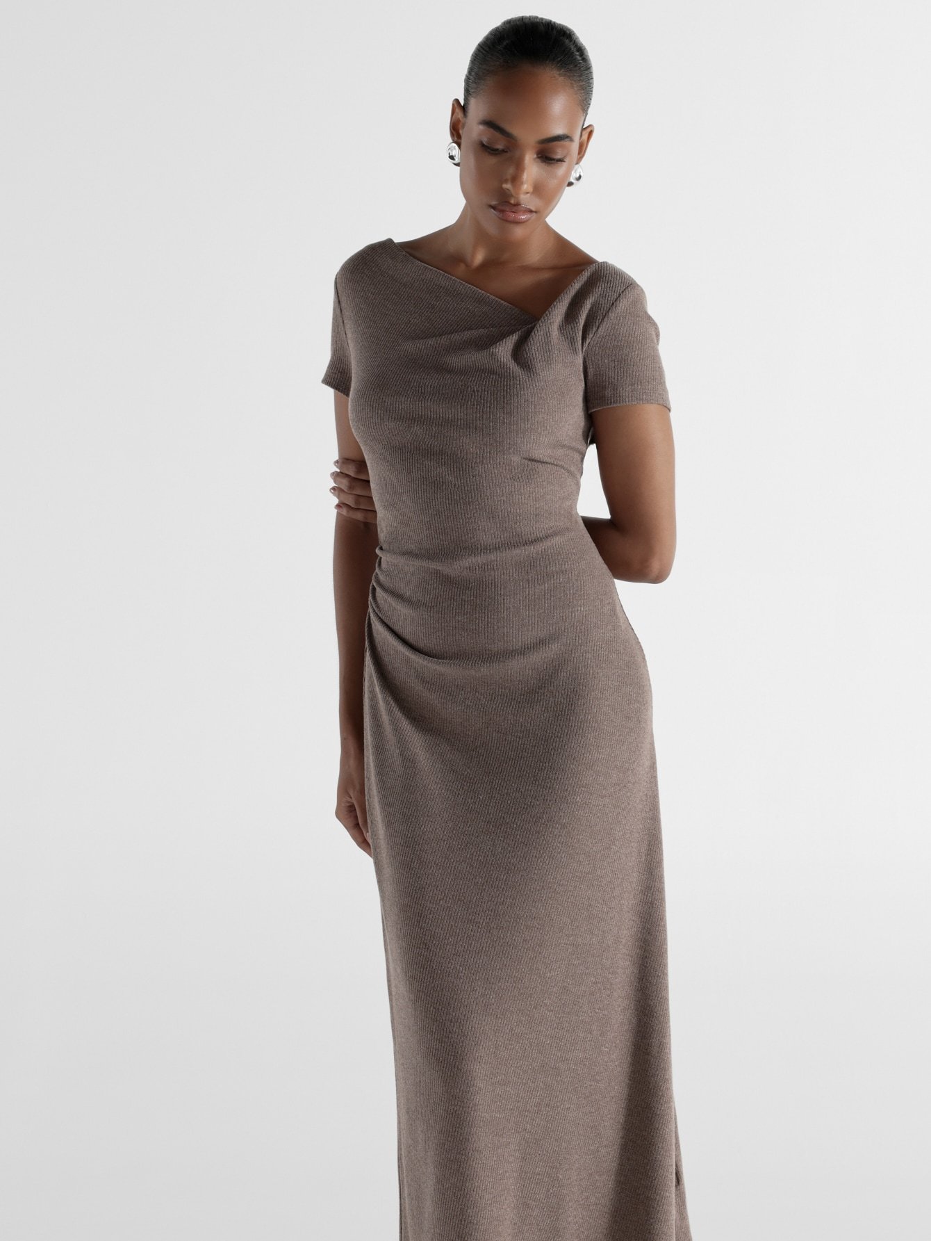 Robe Longue Asymétrique À Col Drapé En Tricot Côtelé Avec Détail De Fronces Latérales