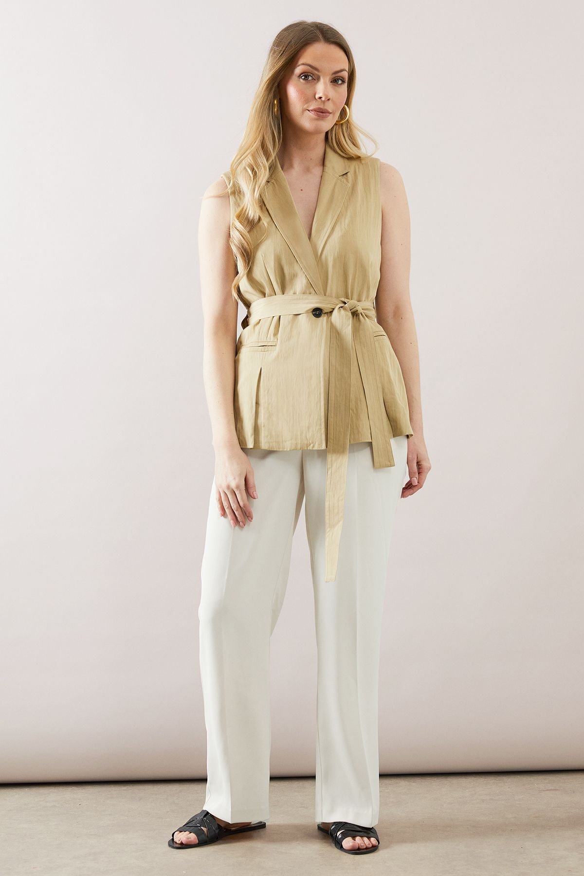 Gilet de tailleur sans manches ceinturé