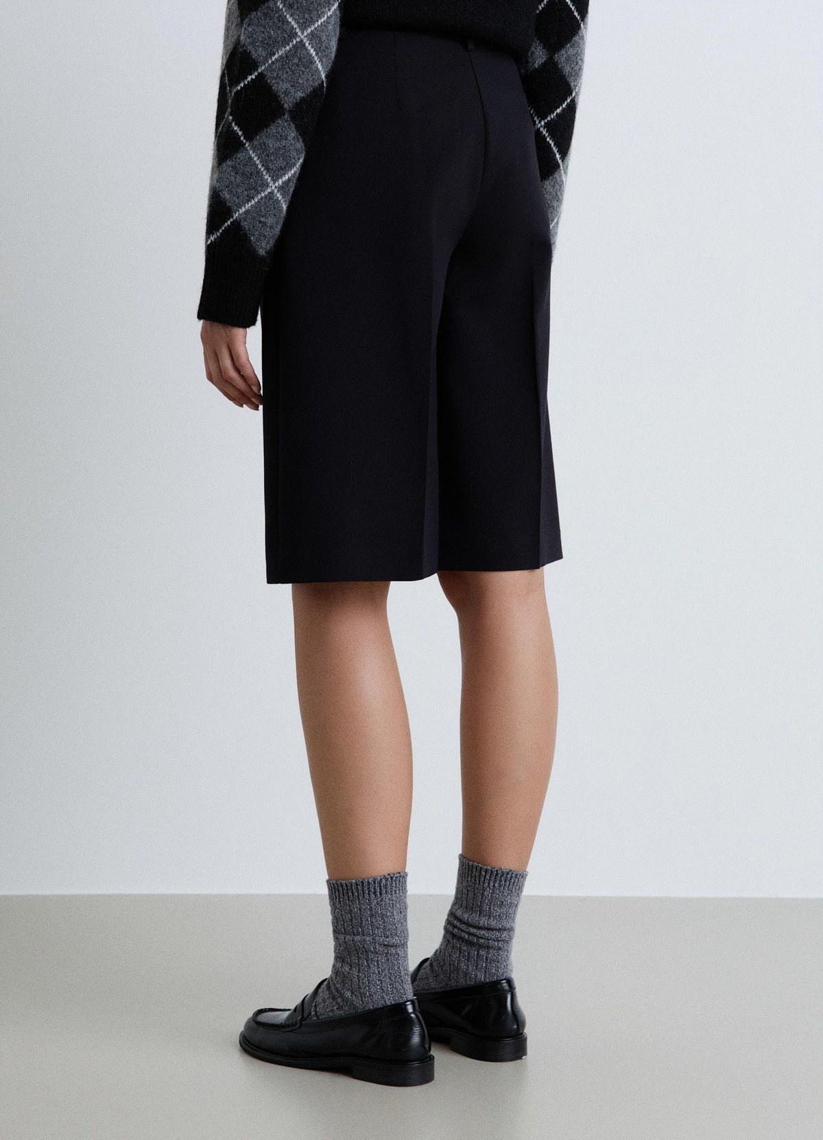 Smart belted pleated bermuda shorts