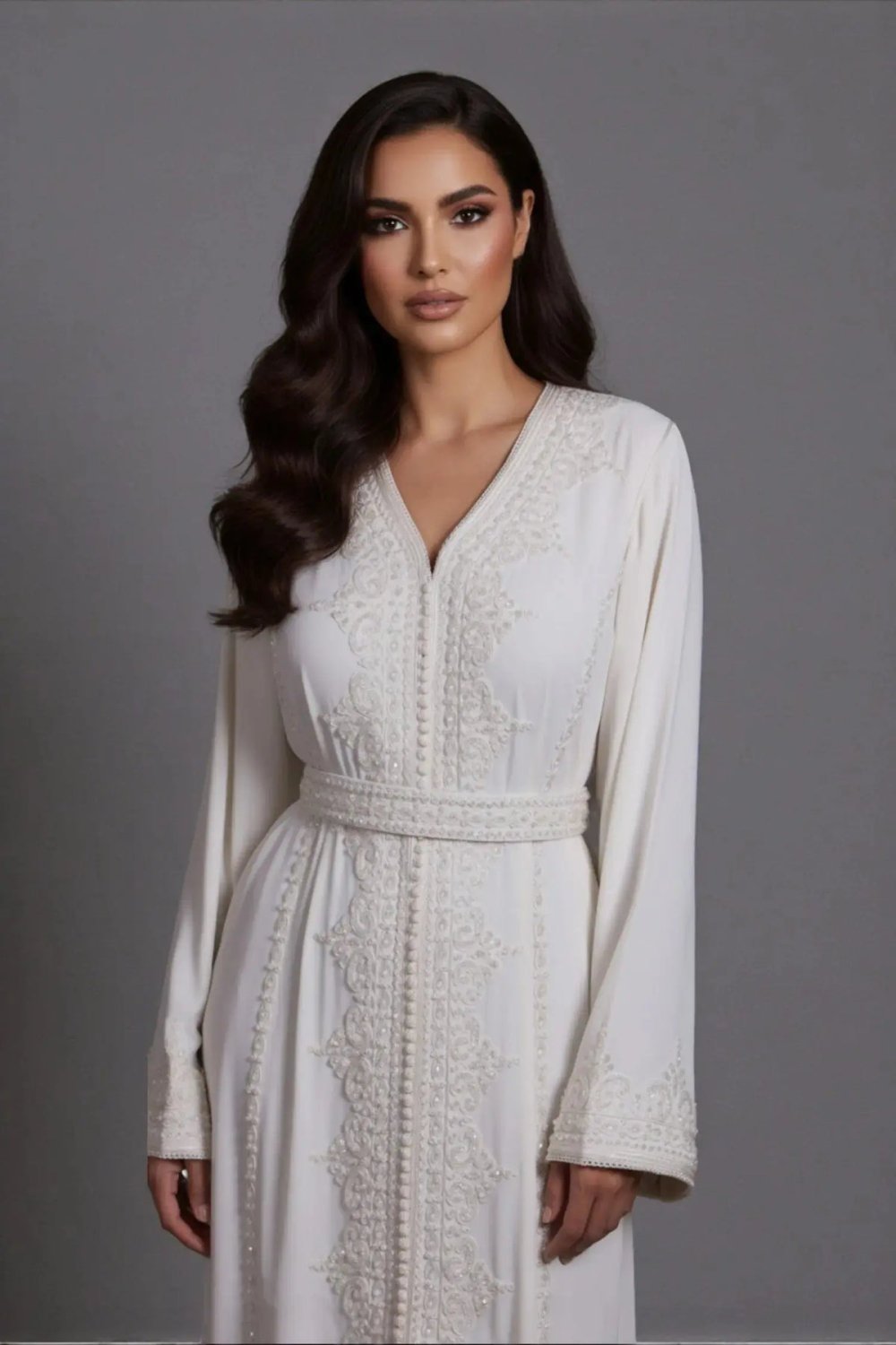 Caftan en crêpe blanc perlé à la main