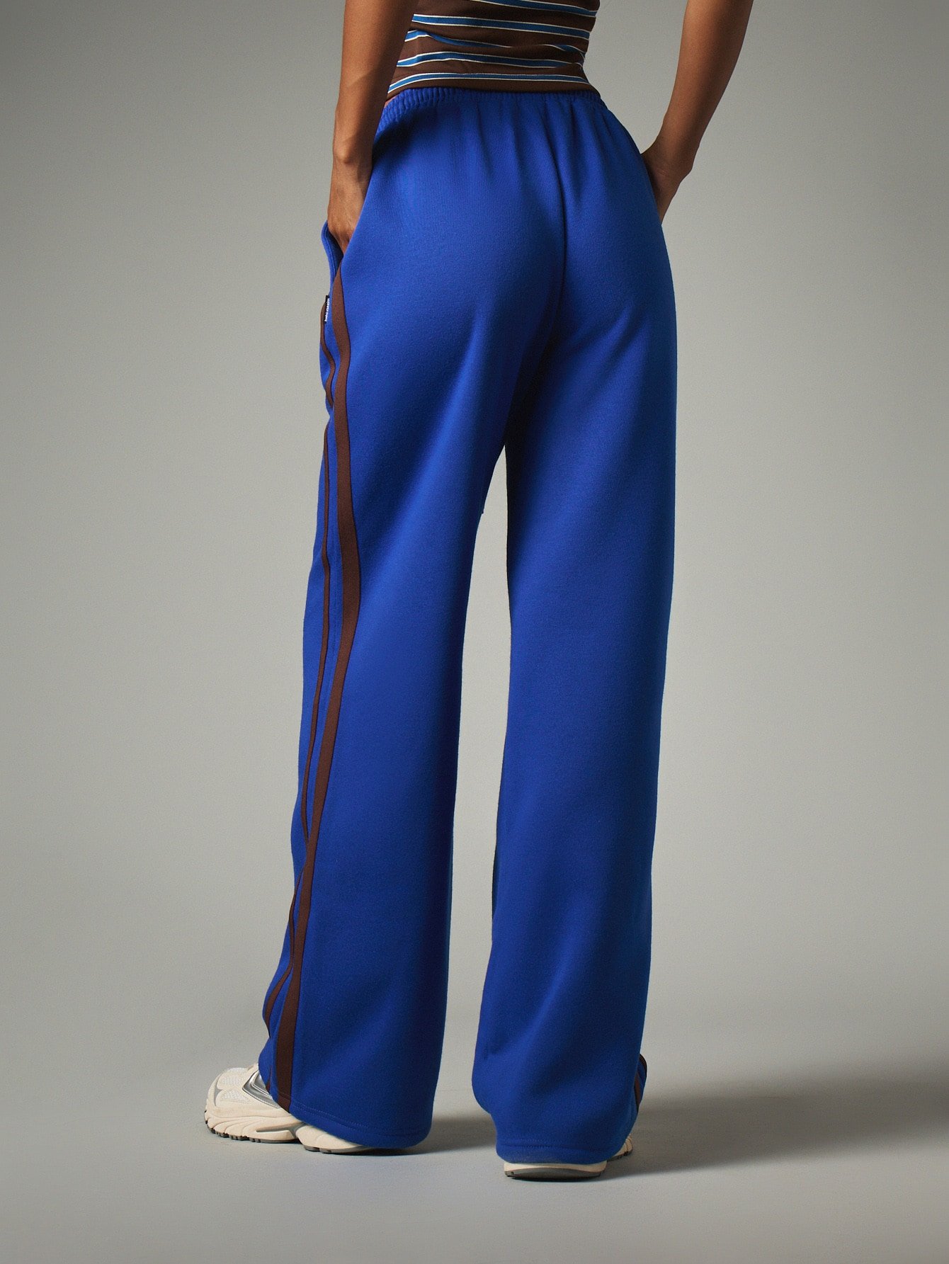 Wide-leg joggers with contrast side stripes