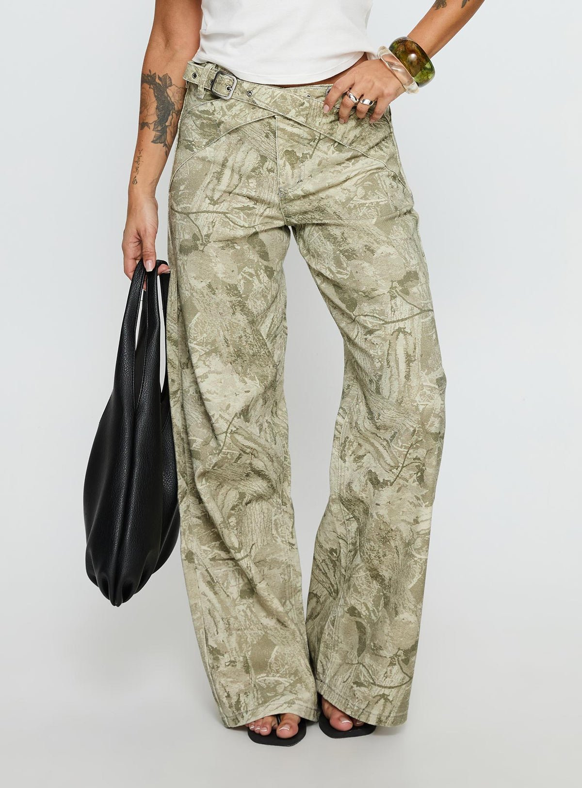 Jean large camouflage b ceinture croisée