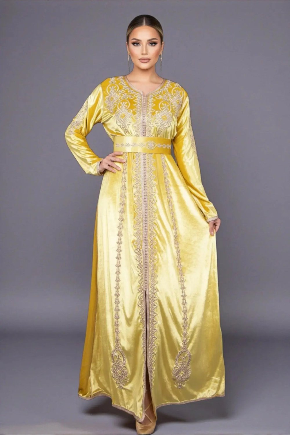 Caftan en velours moutarde brodé devant et dos