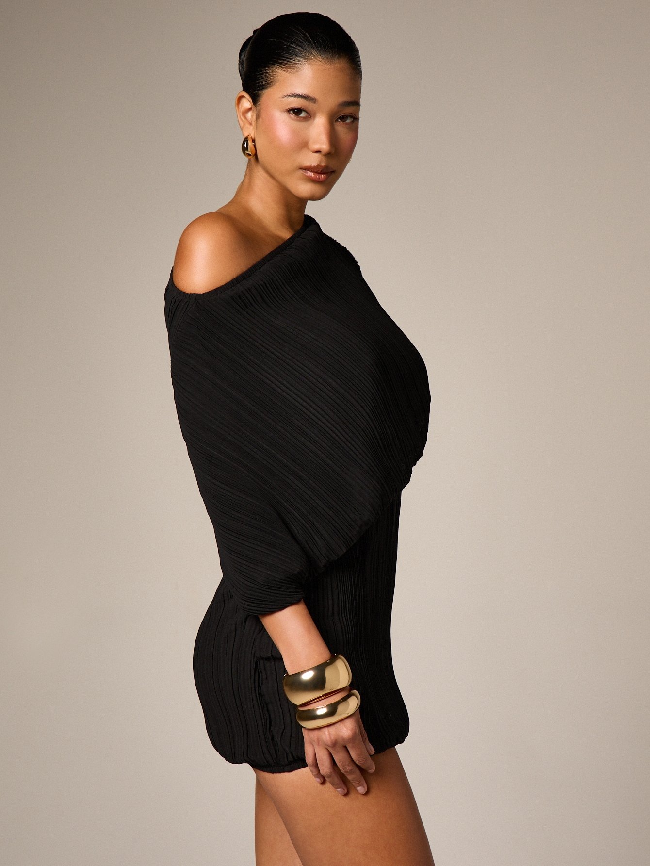 Robe asymétrique plissée b ktaf mbayna w kmam twal