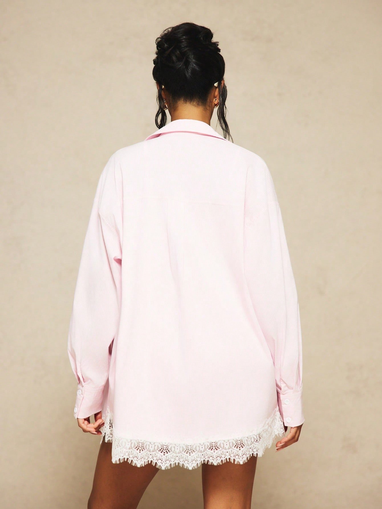 Chemise oversize b khtout rqaq w bordure dentelle
