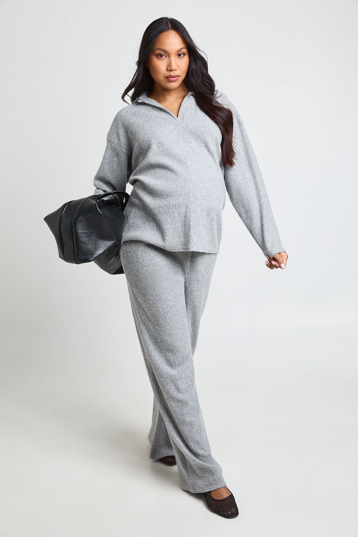 Ensemble De Détente Maternité Côtelé Doux Avec Haut À Col Et Pantalon
