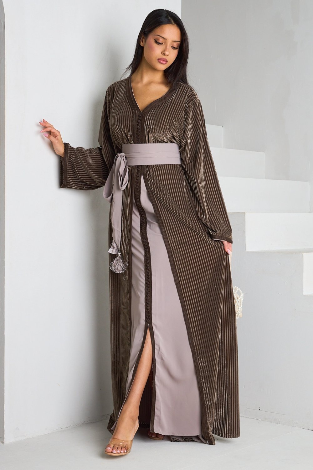 Abaya velours mkhetta b fentat qehwiya