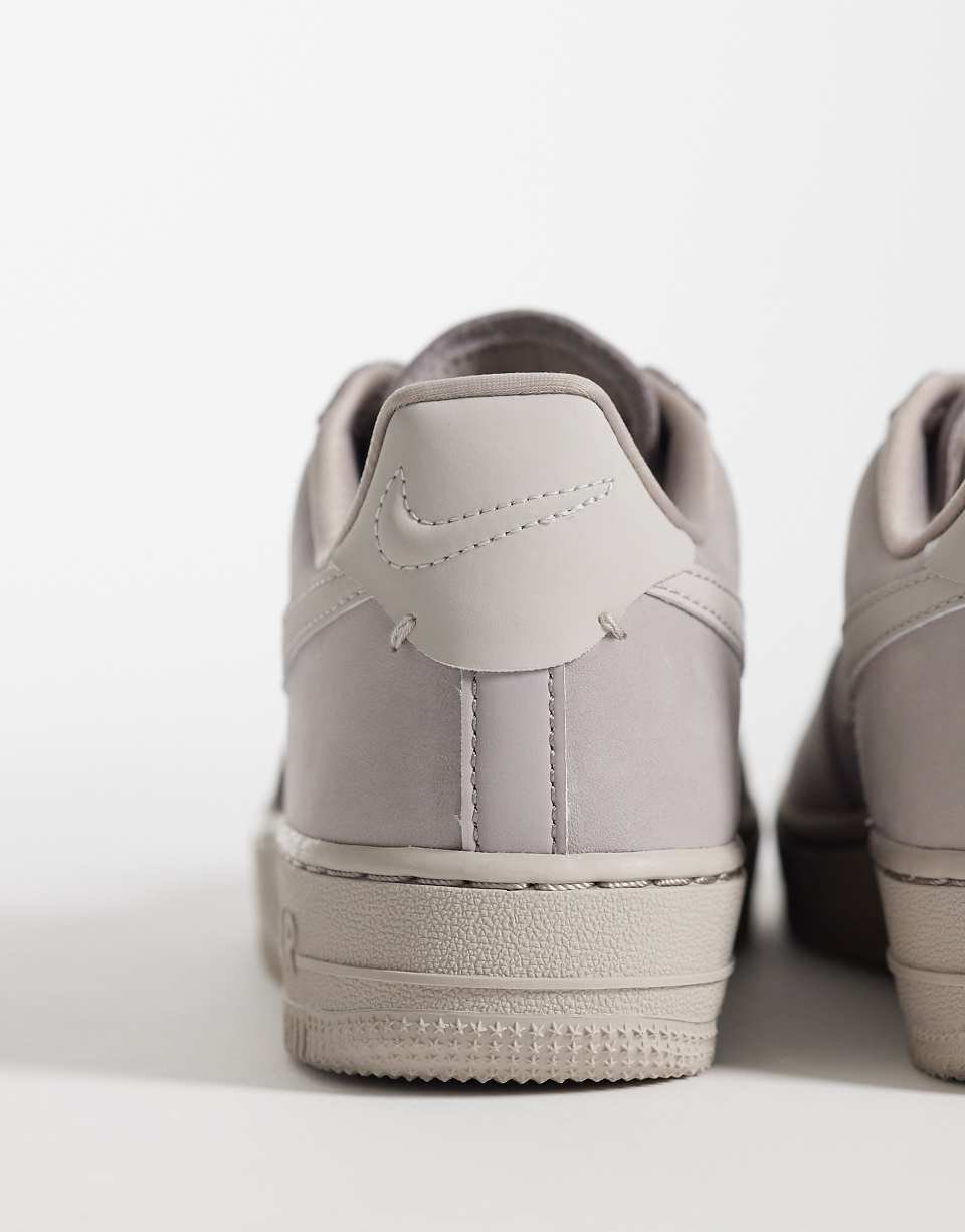حذاء رياضي Air Force 1 Retro باللون الرمادي الفاتح
