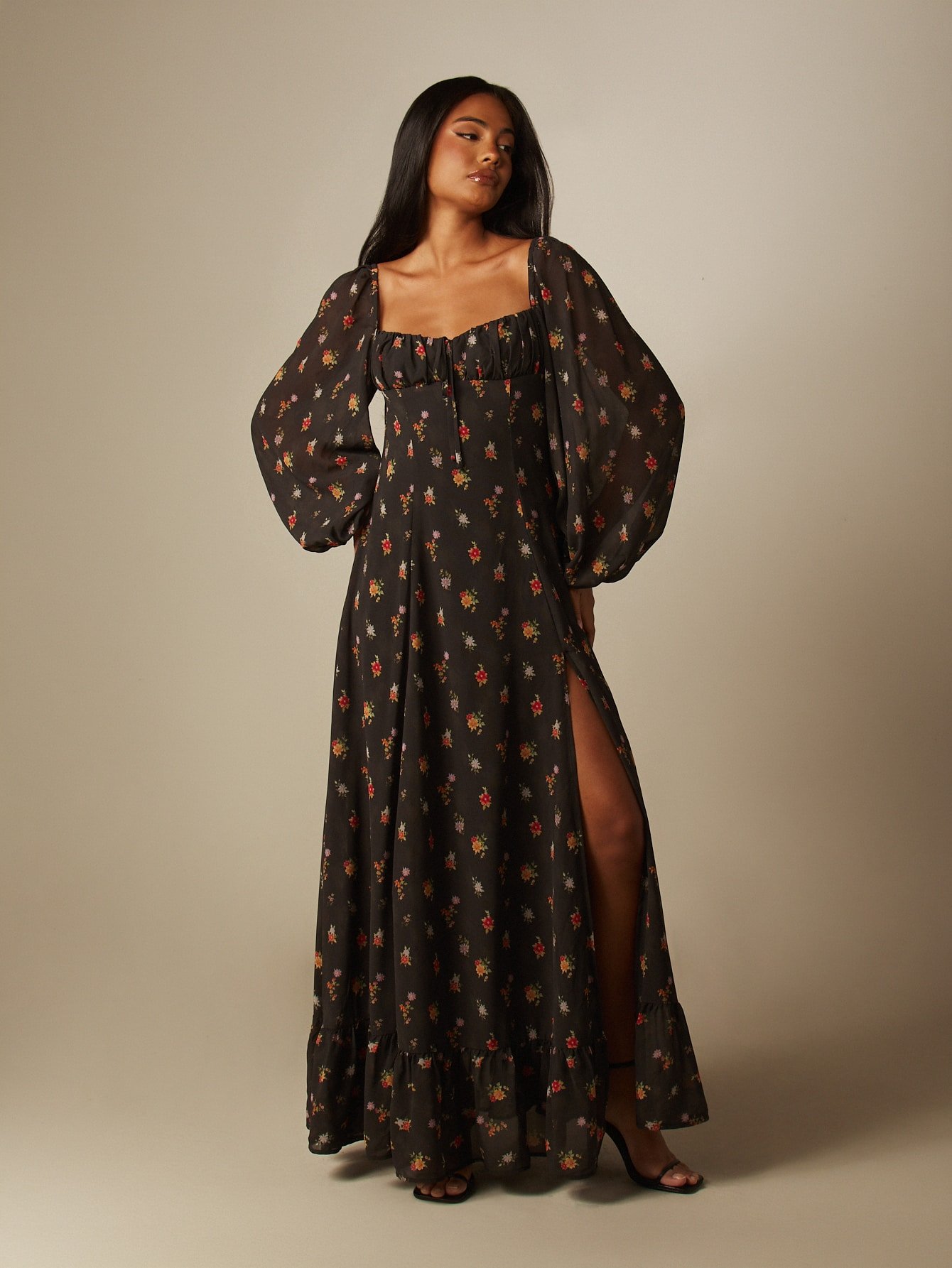 Robe Longue En Mousseline À Fleurs Avec Manches Bouffantes Et Ourlet À Volants