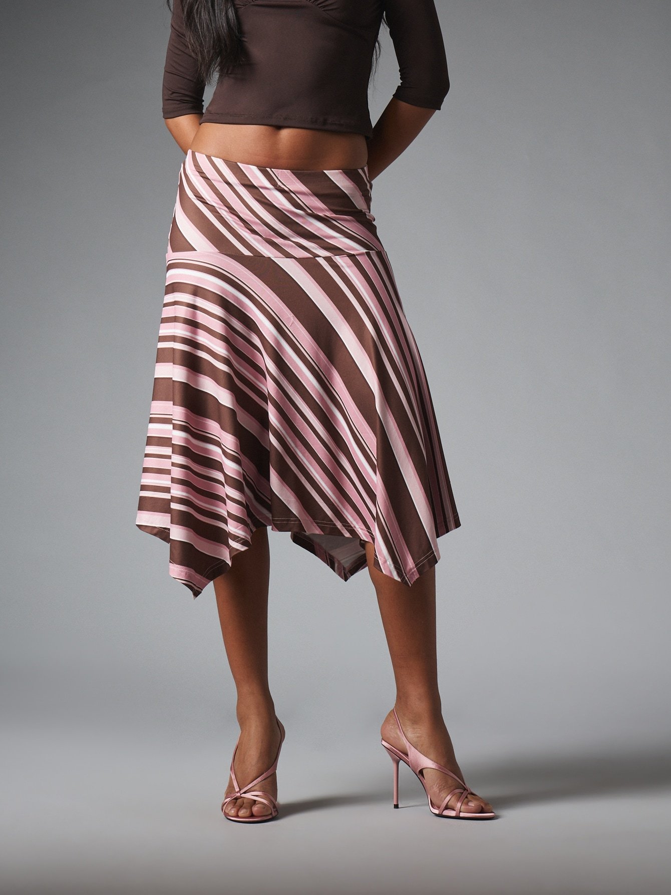 Jupe en satin rayé avec ourlet asymétrique façon