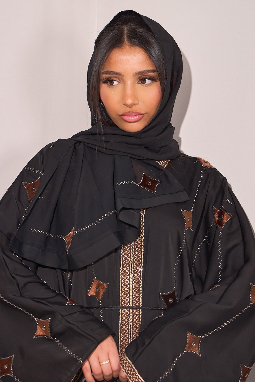 Abaya satinée b losanges w strass m3a voile k7la