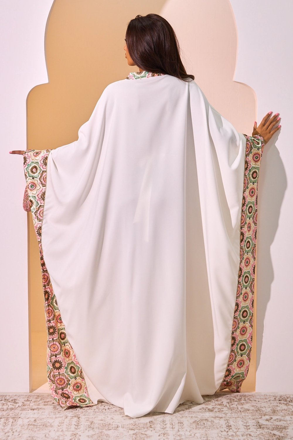Abaya blanche à motifs floraux et pompons