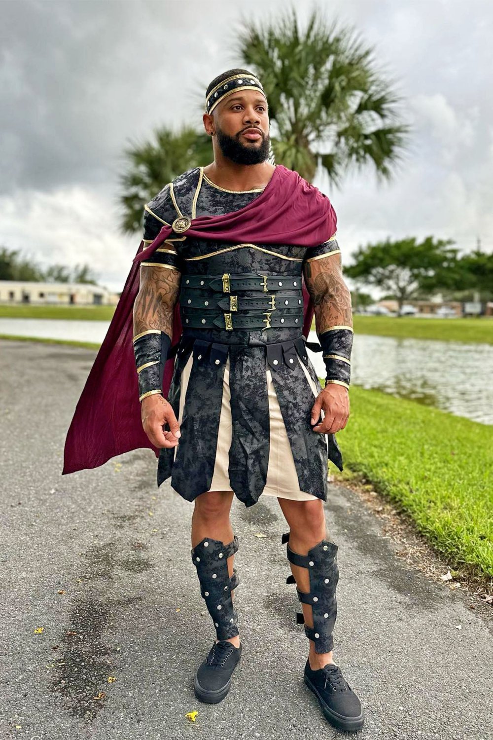 Déguisement de gladiateur noir avec armure et cape