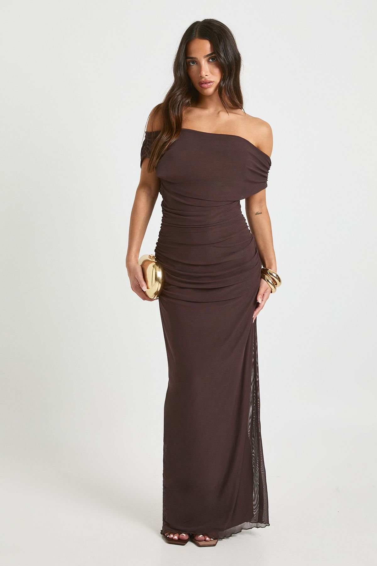Robe longue en maille à épaules dénudées