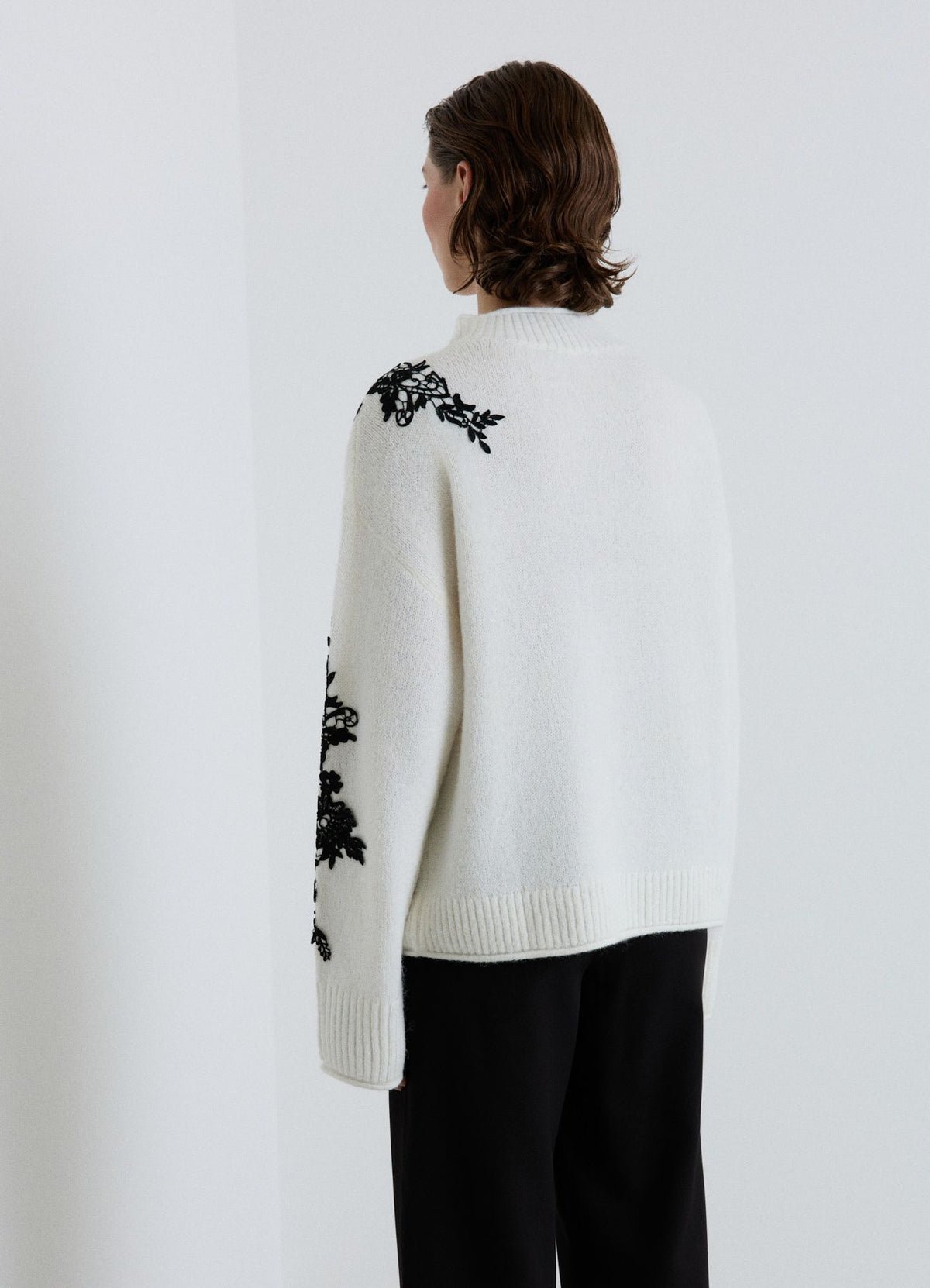 Pull à applications de dentelle contrastée