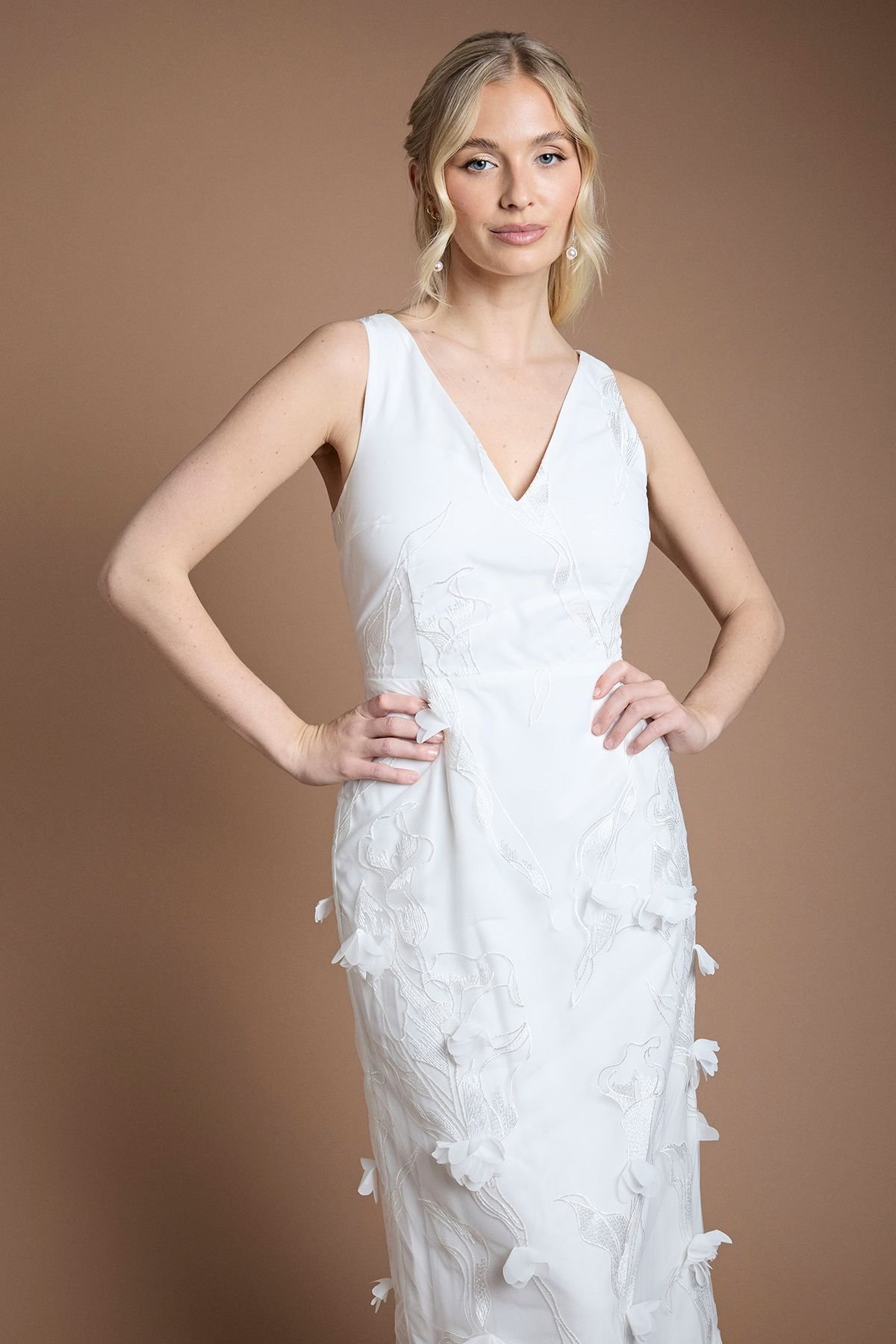 Robe de mariée longue à col V et appliqués