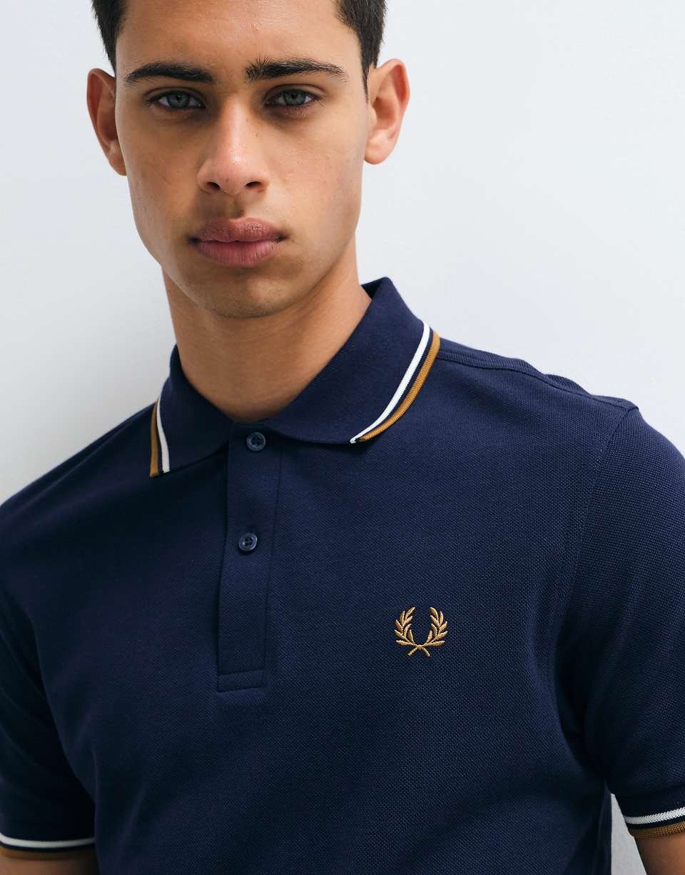 Polo à double liseré en bleu marine foncé avec liserés écru et camel