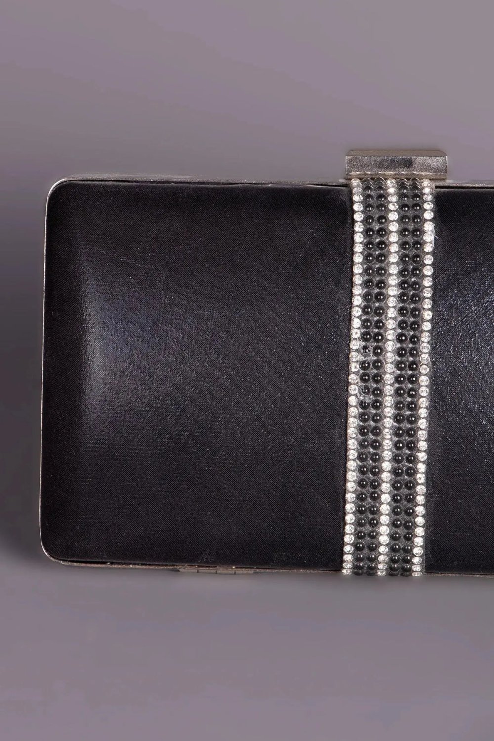 Minaudière k7la b bande dyal strass