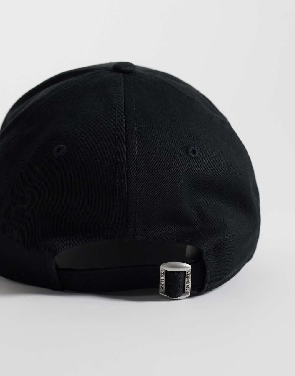 Embroidered logo cap in black