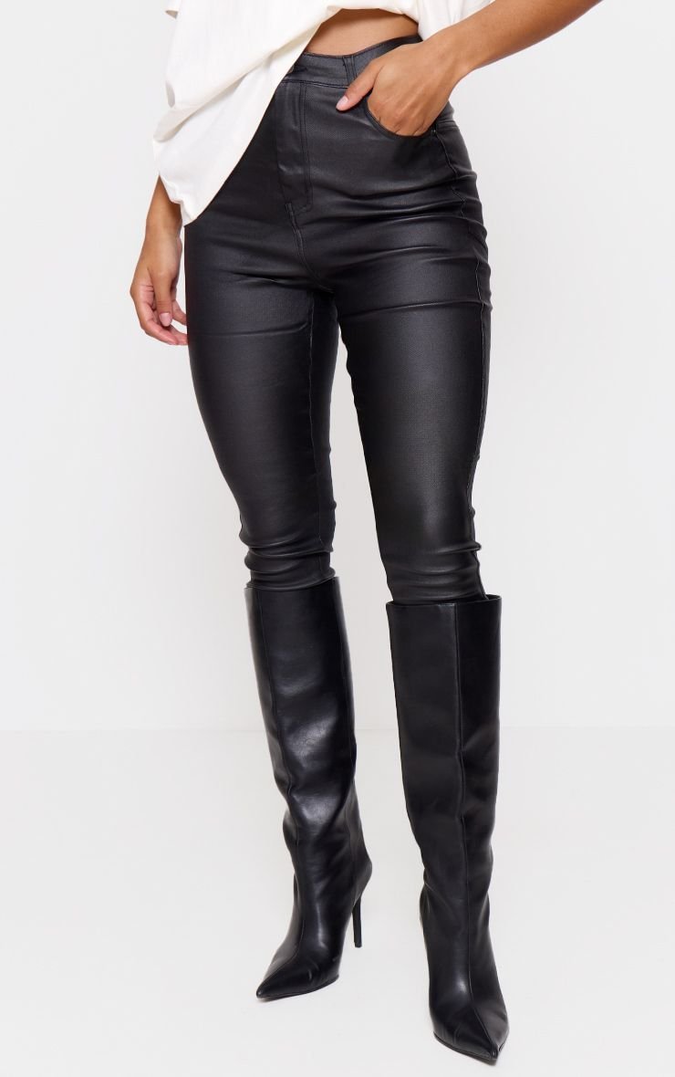 Black skinny jeans in coated denim