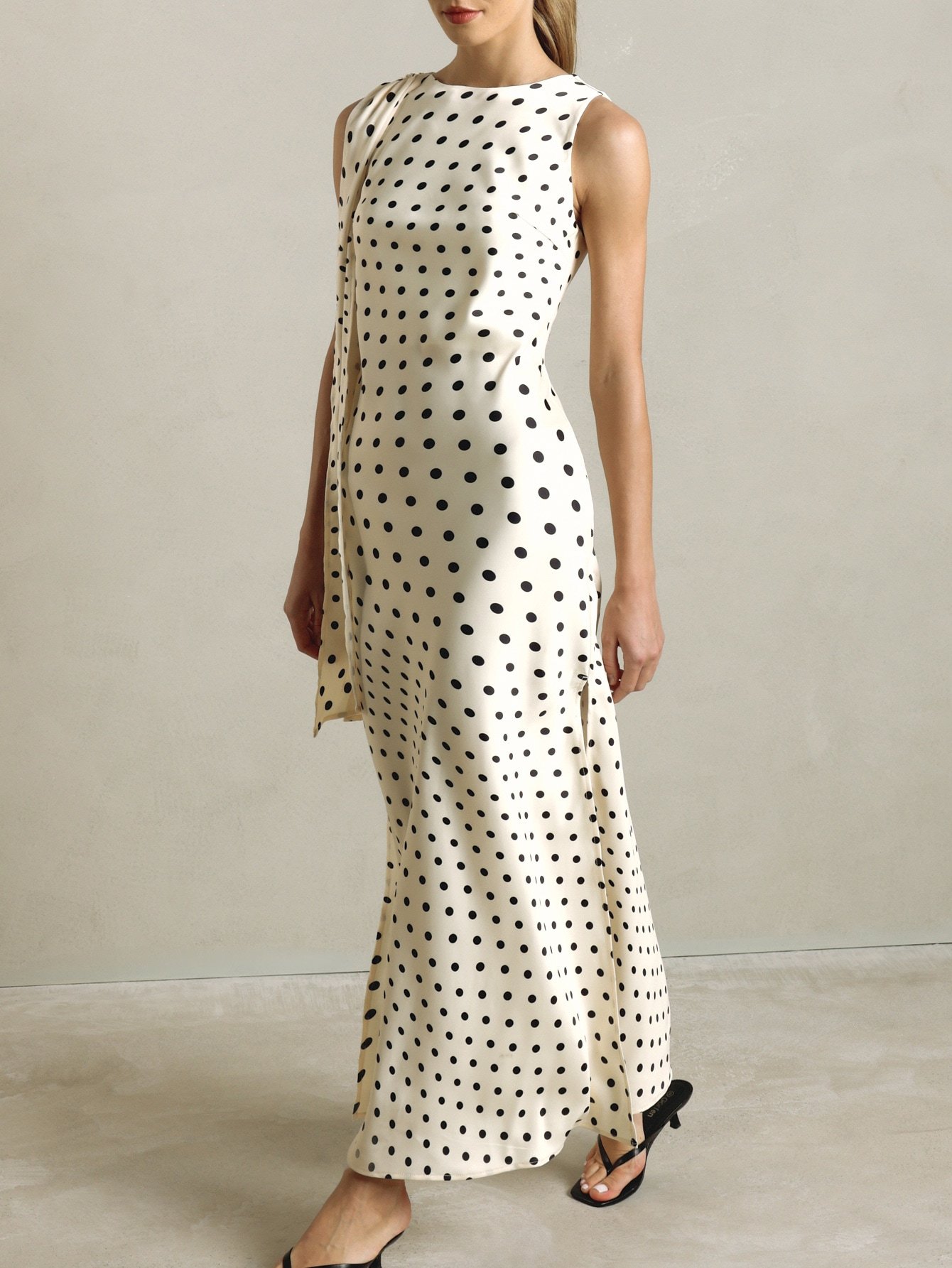 Robe en satin à pois noir et blanc col bateau