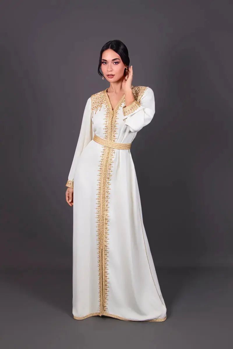 قفطان من الكريب بلون كريمي بتطريز ذهبي
