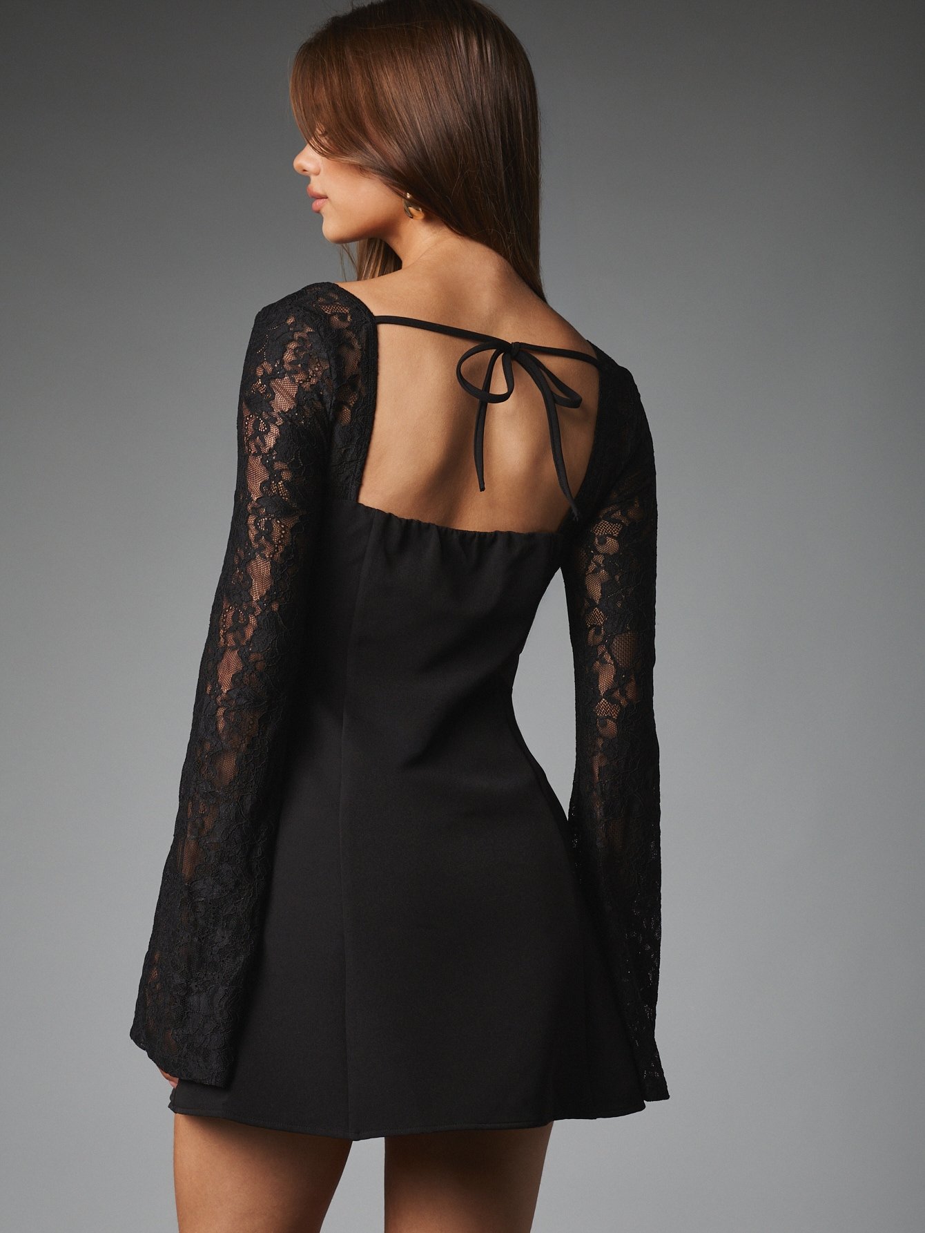 Robe Courte Avec Manches Cloche En Dentelle Et Dos Nu Pour Soirée