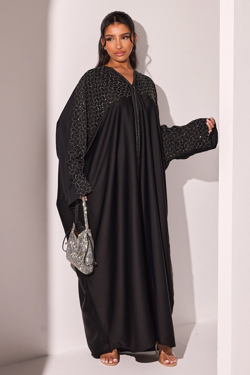 Abaya noire à feuilles de strass argentés et voile