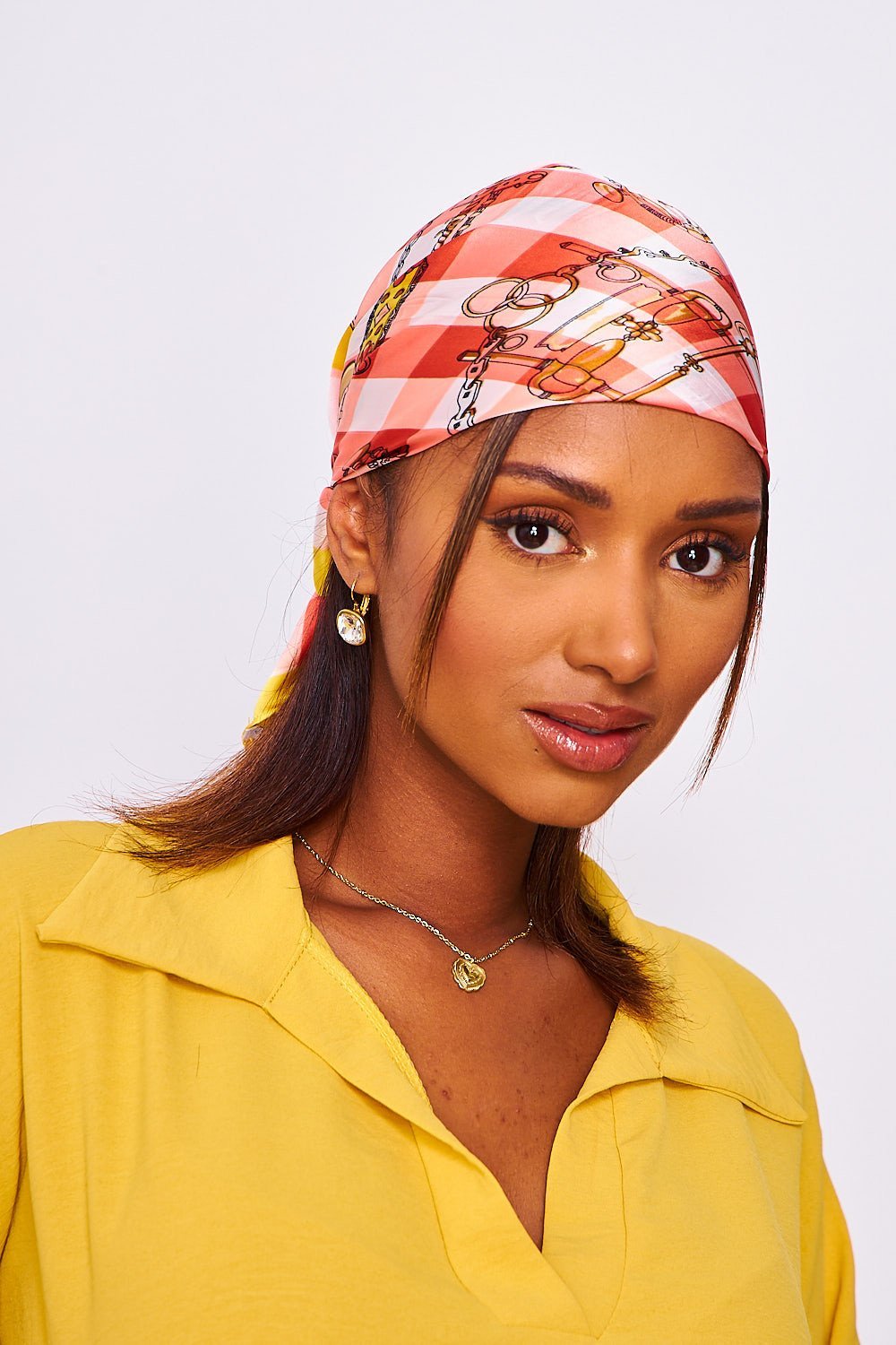 Foulard carré satiné à carreaux rose et jaune
