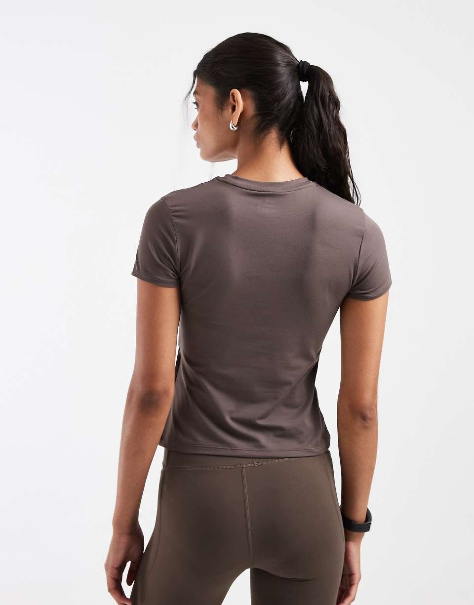 Motion fitted short-sleeve t-shirt in brown