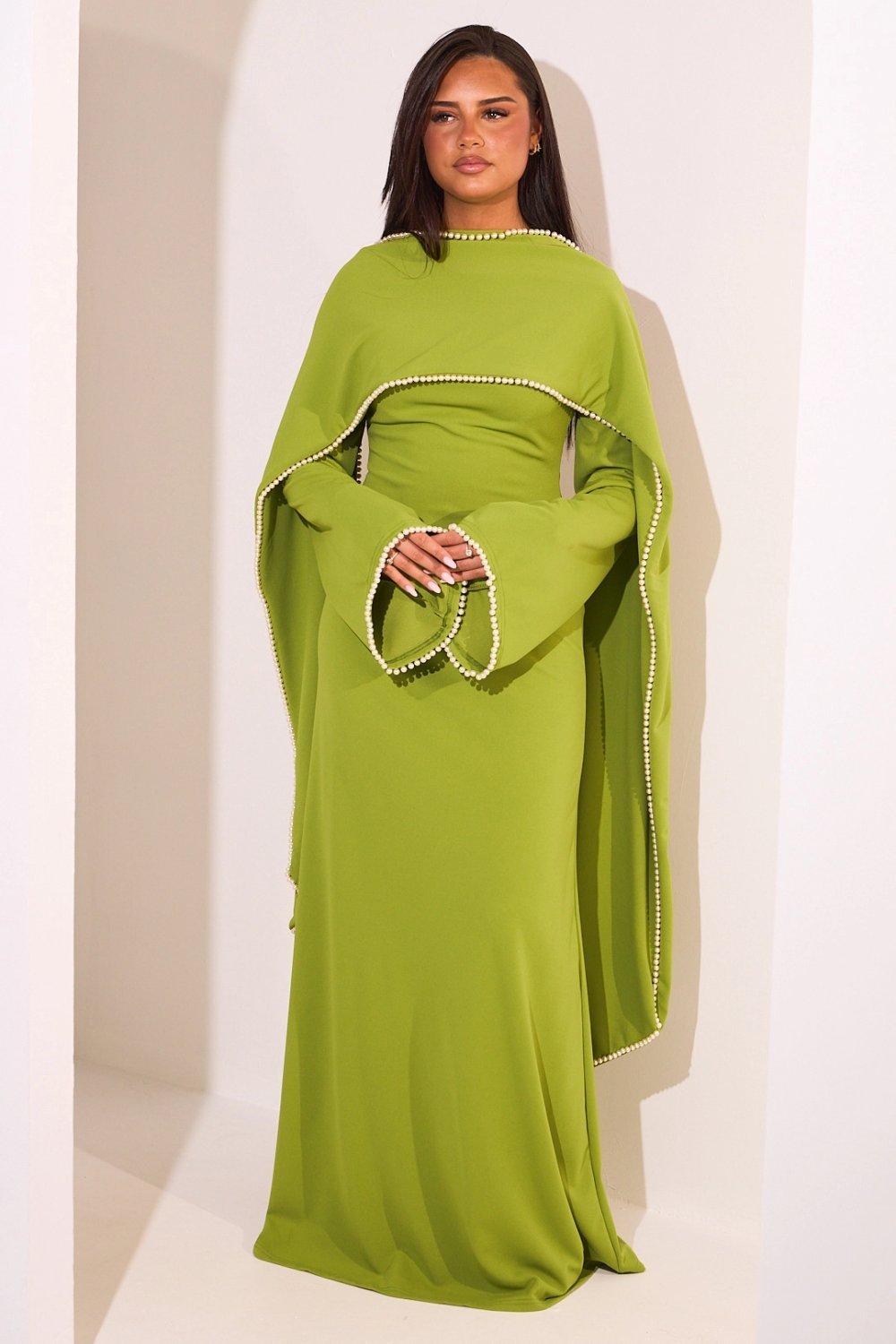 Robe longue perlée manches pagode et étole olive