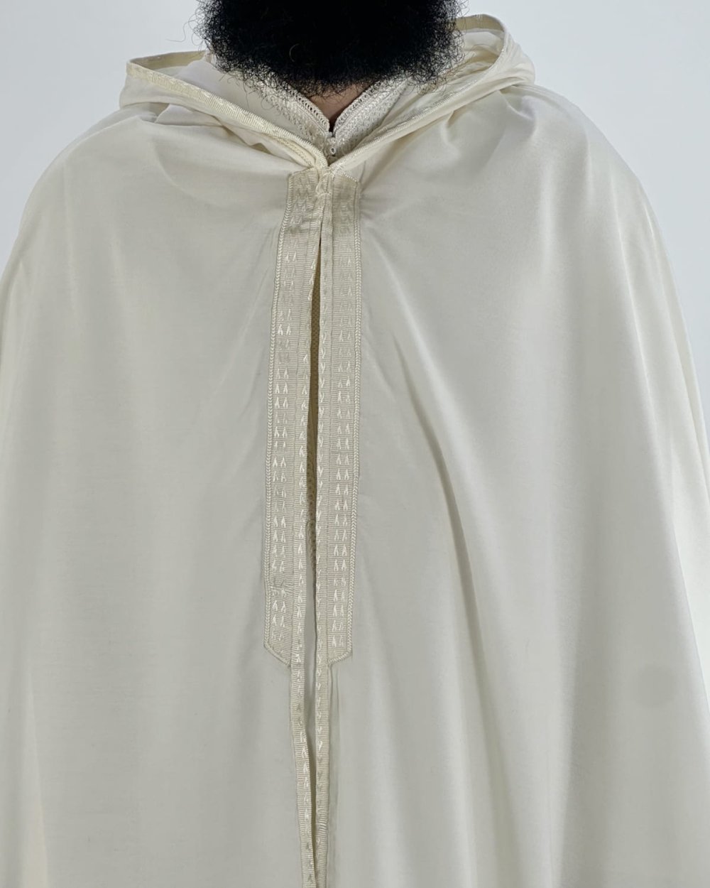 Selham à capuche et pompon blanc cassé