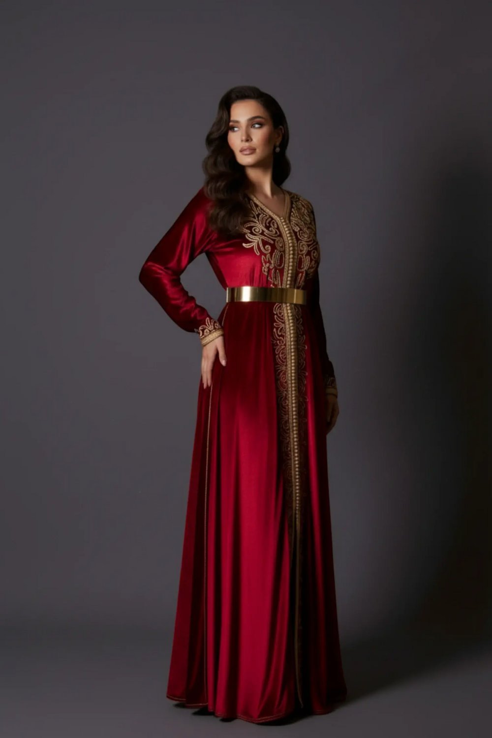 Caftan en velours bordeaux brodé or